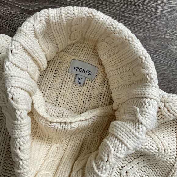 Ricki’s turtleneck sweater - Picture 3 of 3